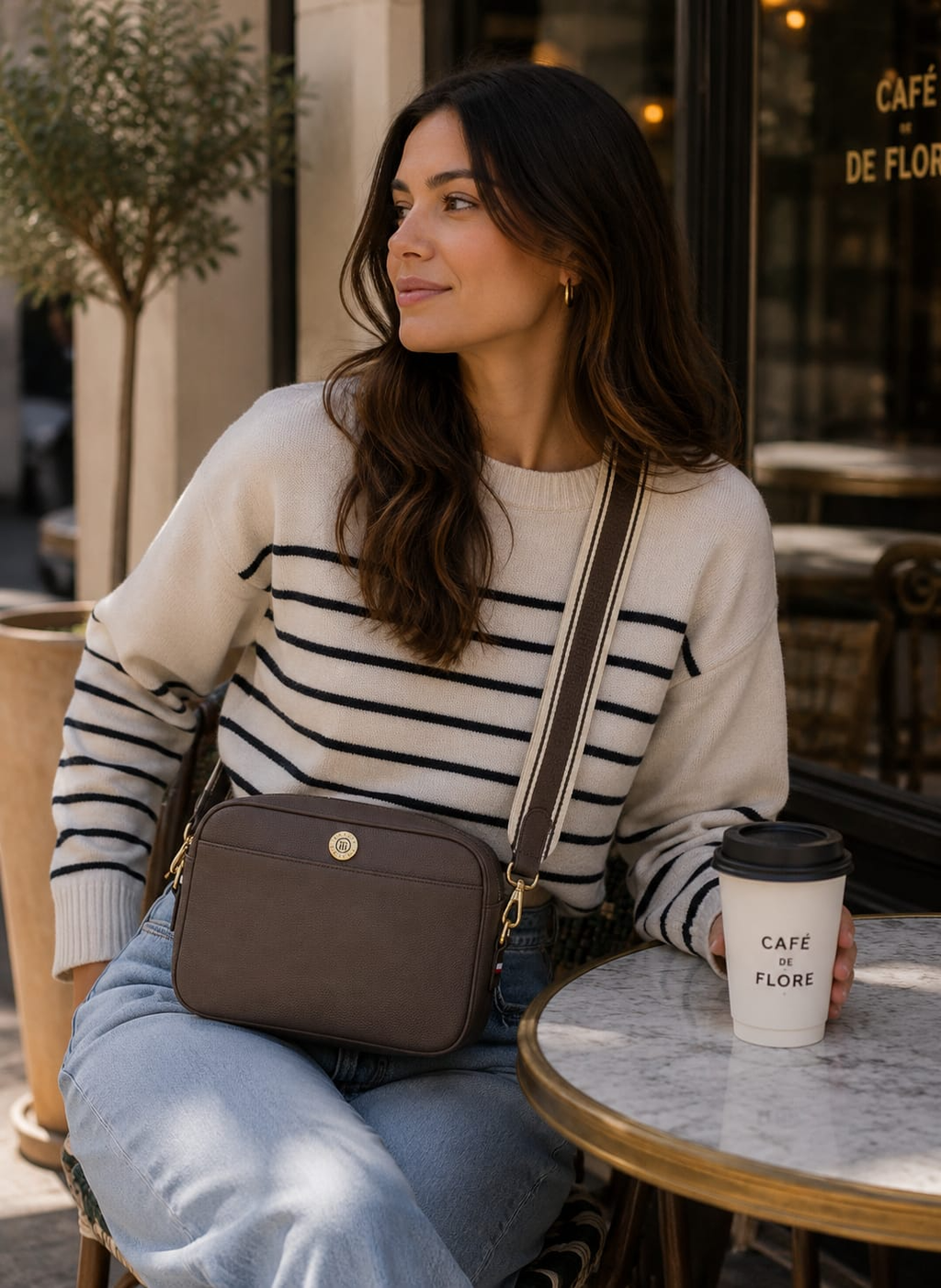 Crossbody Tommy Hilfiger Café Mediano - modelo