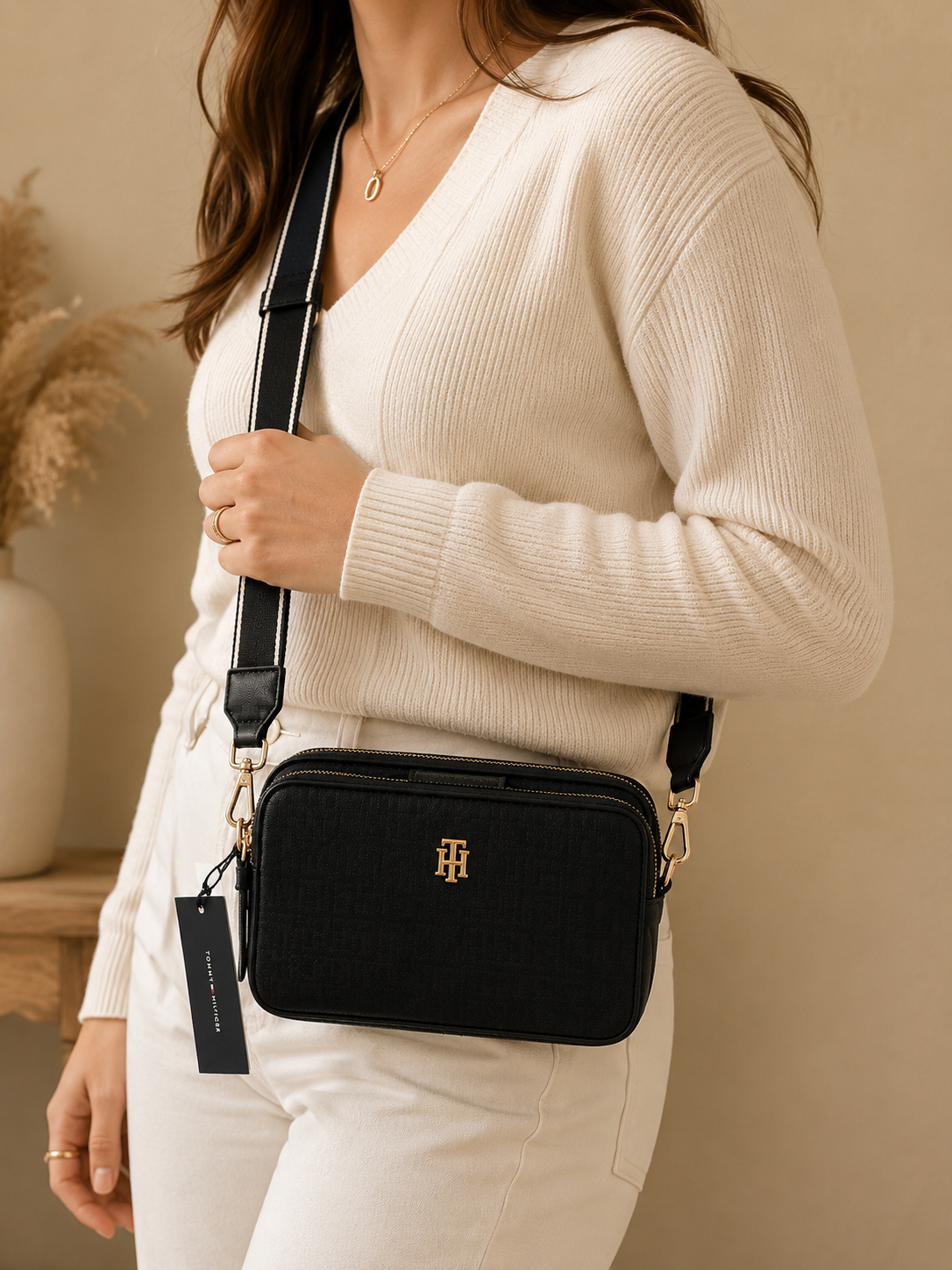 Camera Bag Tommy Hilfiger Monograma Negro - modelo