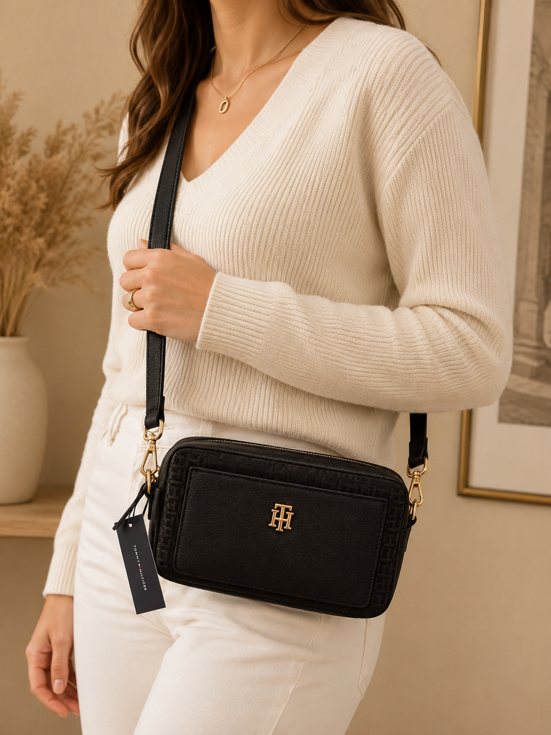 Crossbody Tommy Hilfiger Monograma Tela y Cuero Negro - modelo