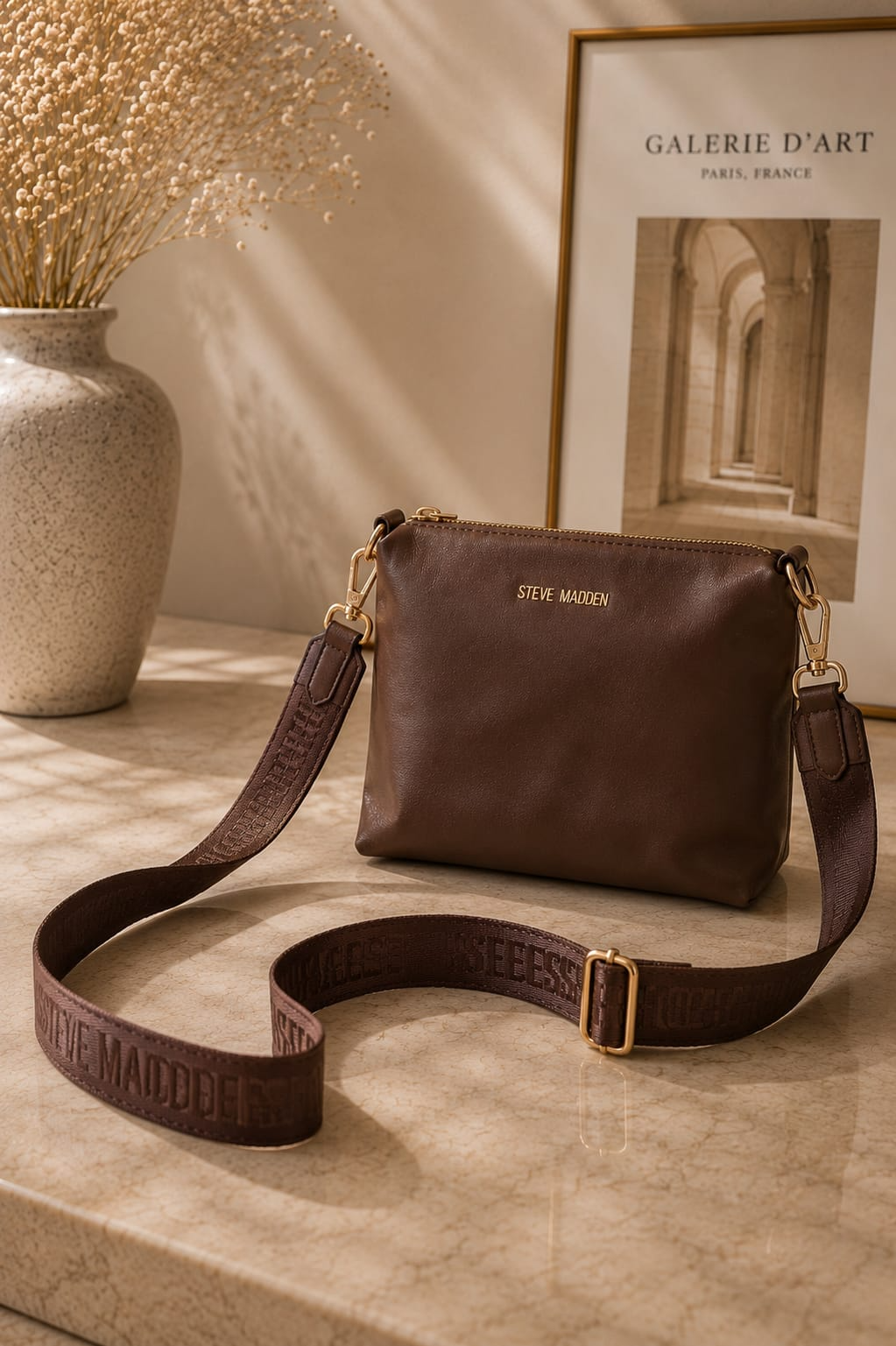 Mini crossbody Steve Madden café con strap ancho logo
